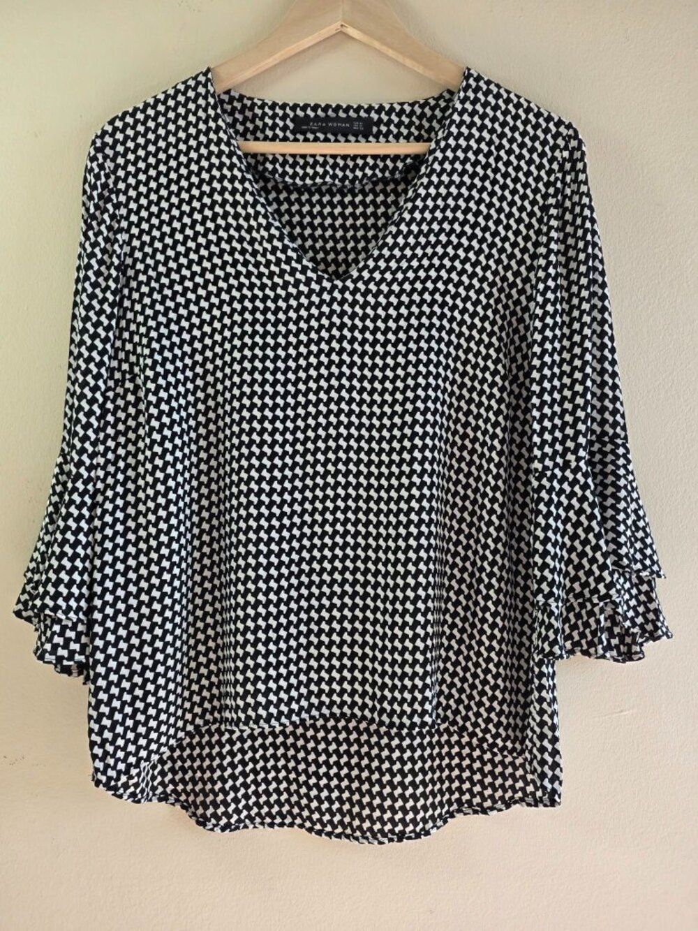 Zara Geometric Print Blouse V-Neck 3/4 Ruffled Bell Sleeves Size M Flowy Mod